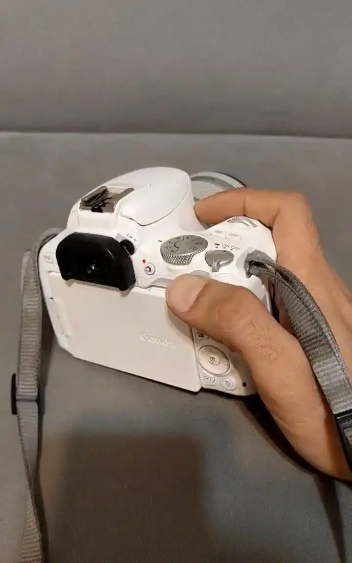 دوربین کانن 200D Canon سفید دست دو