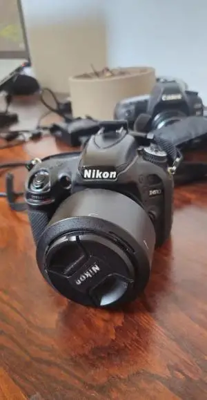 دوربین نیکون 610با لنز  120-24 و تجهیزات دست دوم