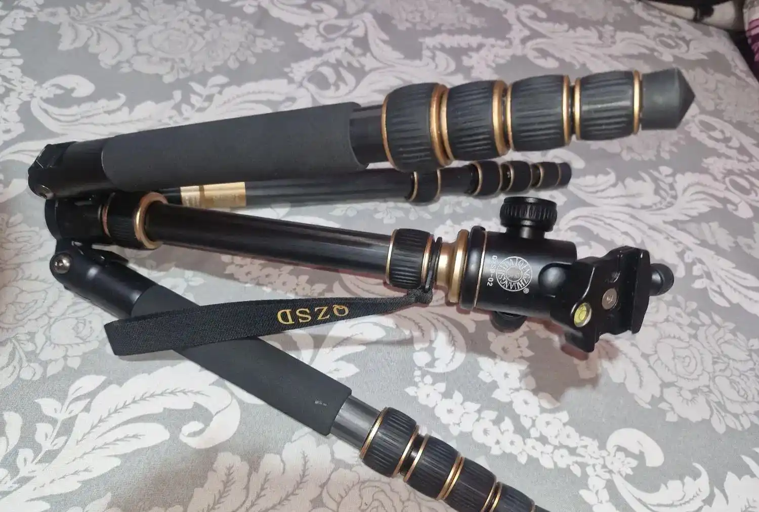 دوربین نیکون 610با لنز  120-24 و تجهیزات دست دو