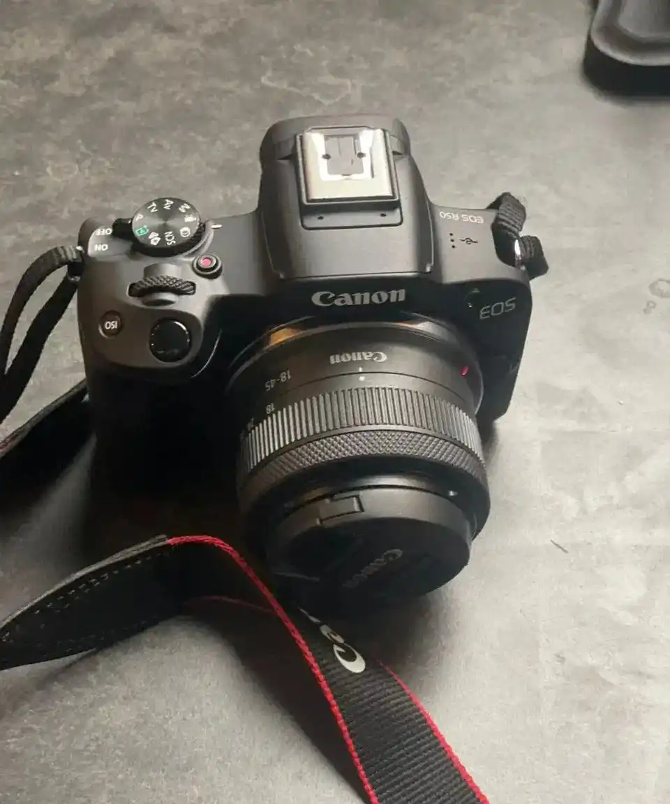 دوربین مخصوص تولید محتوا Canon R50 دست دو