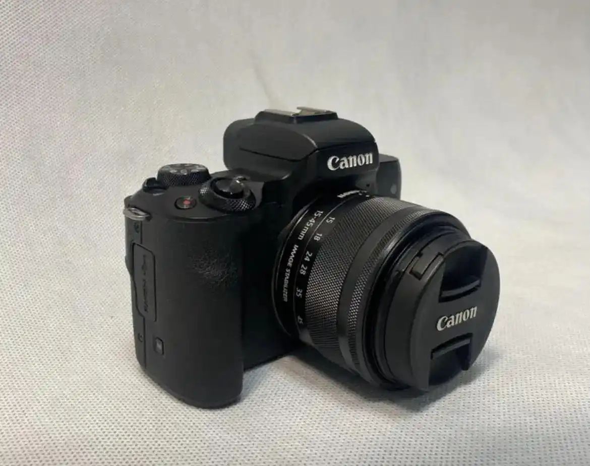 دوربین کانن M50 دست دو