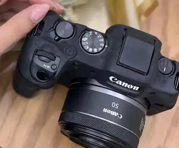 Canon R8 و پک کامل دست دو