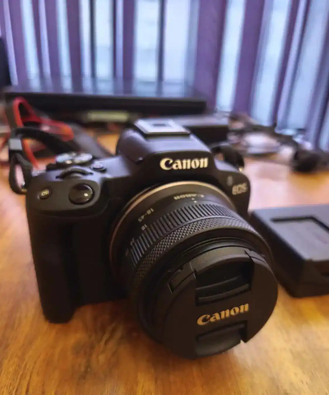 دوربین عکاسی میرورلس canon R50 دست دو