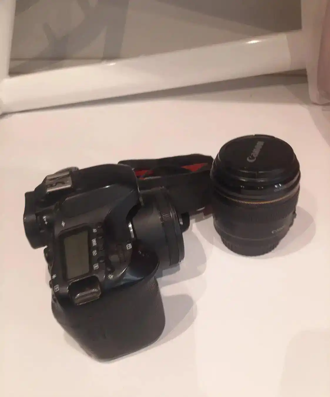 دوربین کنون ۸۰ دی با دو لنز ۵۰ و ۸۵ فیکس دست دو