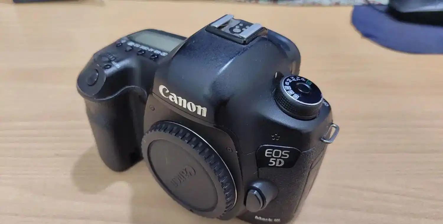 اجاره دوربین عکاسی و فیلمبرداری همراه لنز دست دو