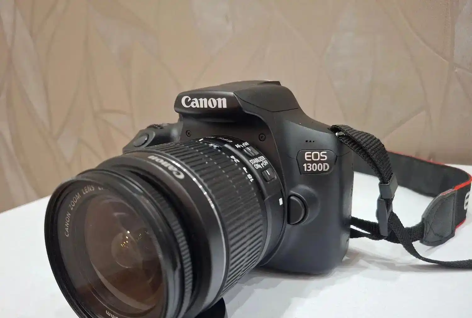 دوربین Canon ۱۳۰۰D دست دو