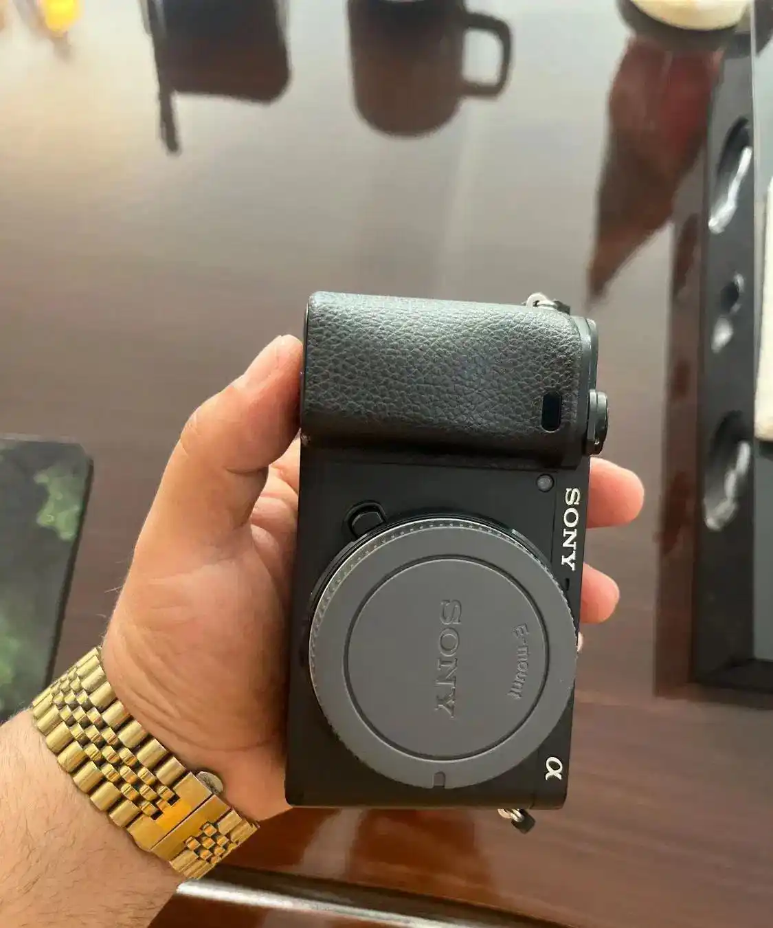 دوربین سونی 6400 با لنز ۱۶ ۵۰ دست دو