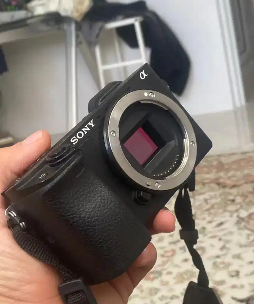 دوربین سونی A6400 با لنز کیت بسیار تمیز دست دو