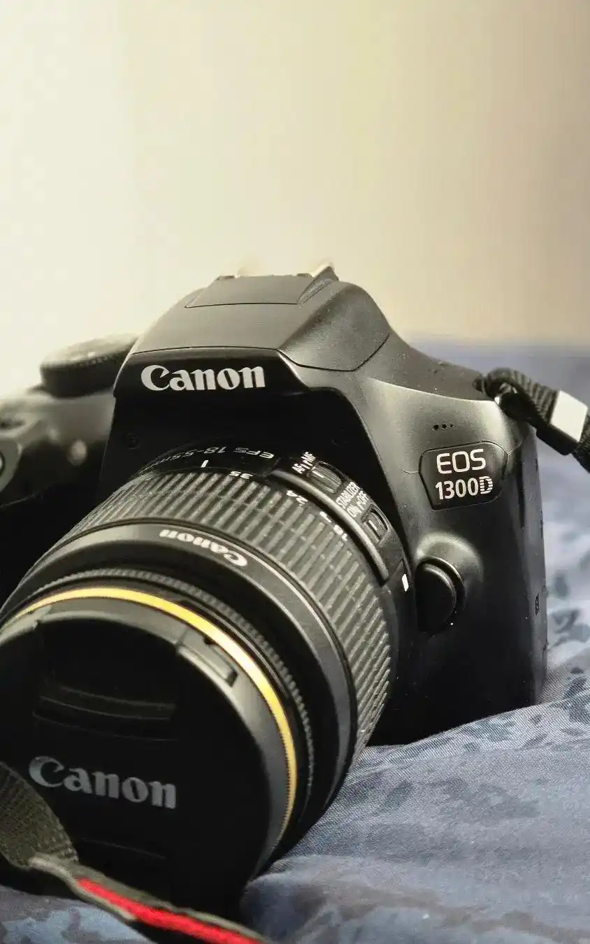 دوربین ۱۳۰۰دی کنون دست دو