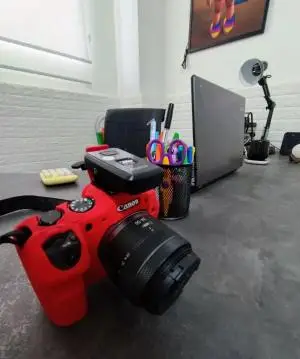 فروش دوربین Canon EOS R8 با لنز RF 85mm دست دوم