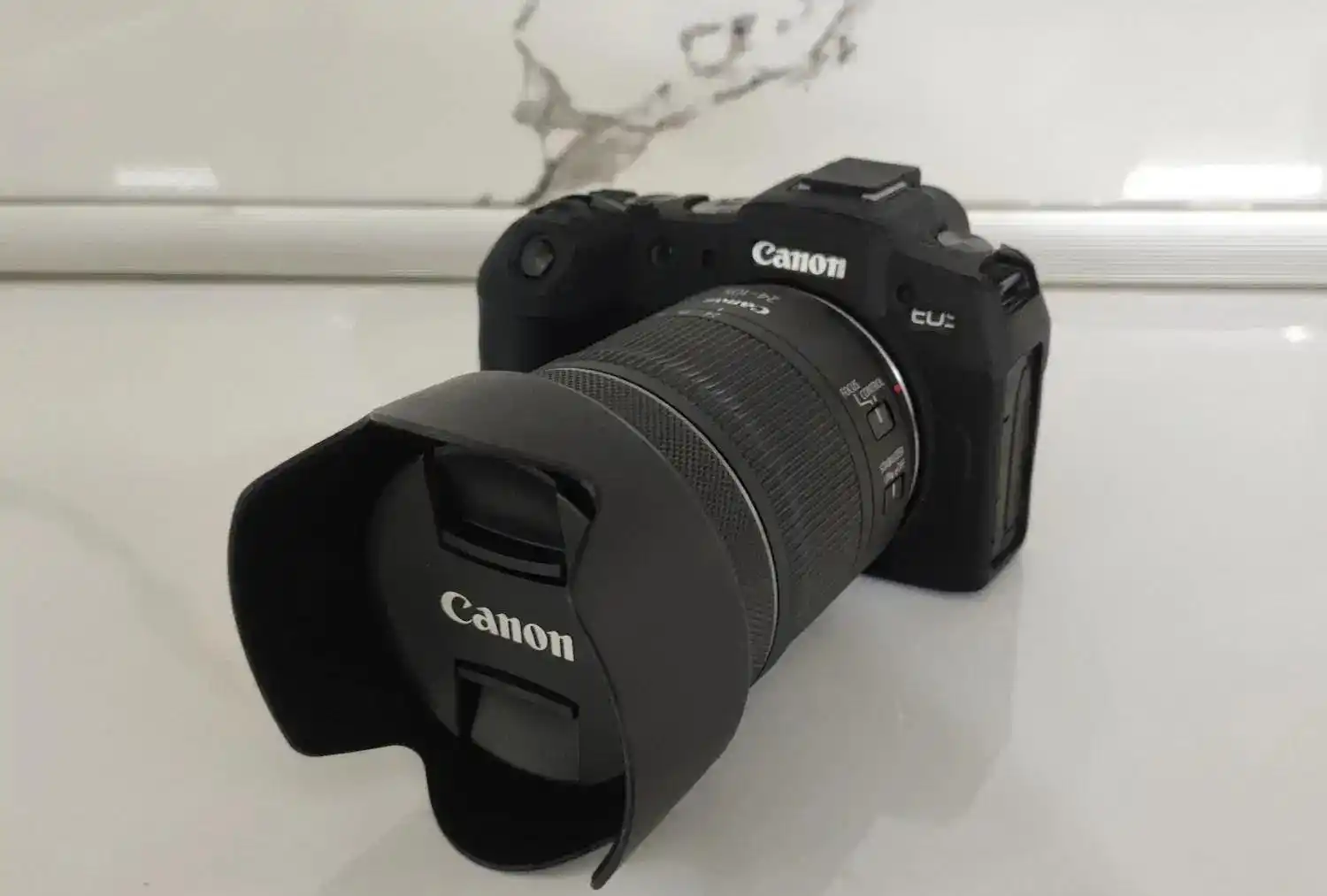 دوربین بدون آینه Canon EOS RP همراه لوازم دست دو