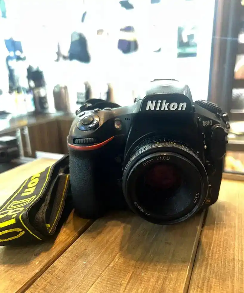 دوربین نیکون D810 با لنز 50 ۱.۸ دست دو
