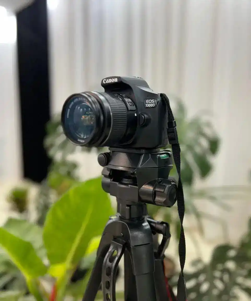 دوربین کانن Canon 1300D EOS دست دو