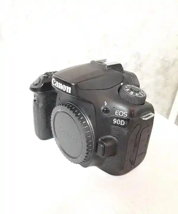 دوربین D90  با لنز ۵۰ ۱/۸ در حد آکبند دست دو