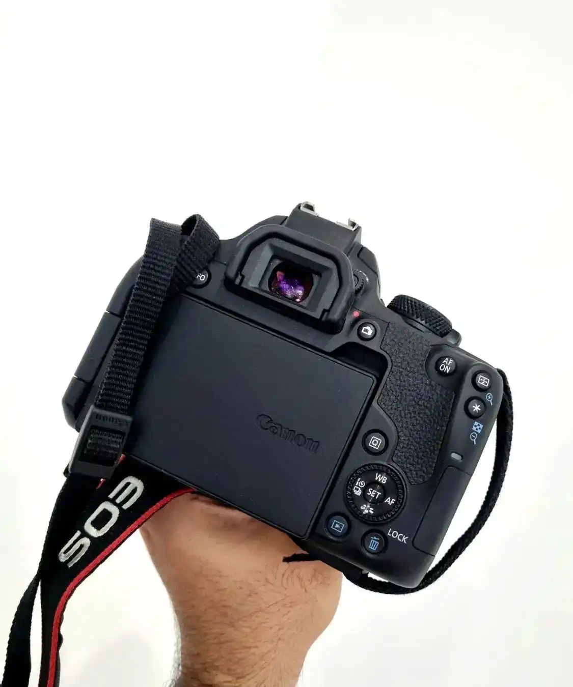 Canon 850D در حد آکبند دست دو