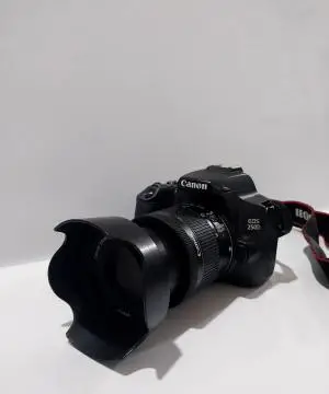 دوربینcanon 250d همراه با ست کامل لوازم جانبی دست دوم