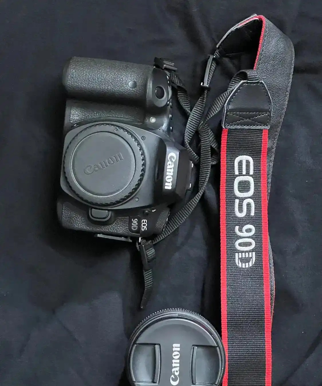 دوربینCanon 90D با لنز کیت ۱۳۵-۱۸ در حد نو باجعبه دست دو