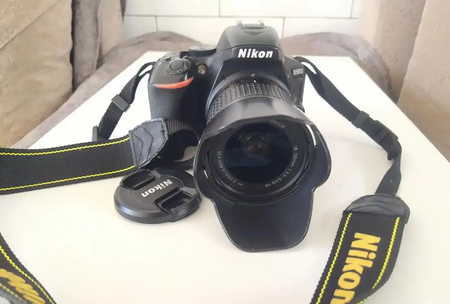 دوربین نیکون مدل D5600 دست دو