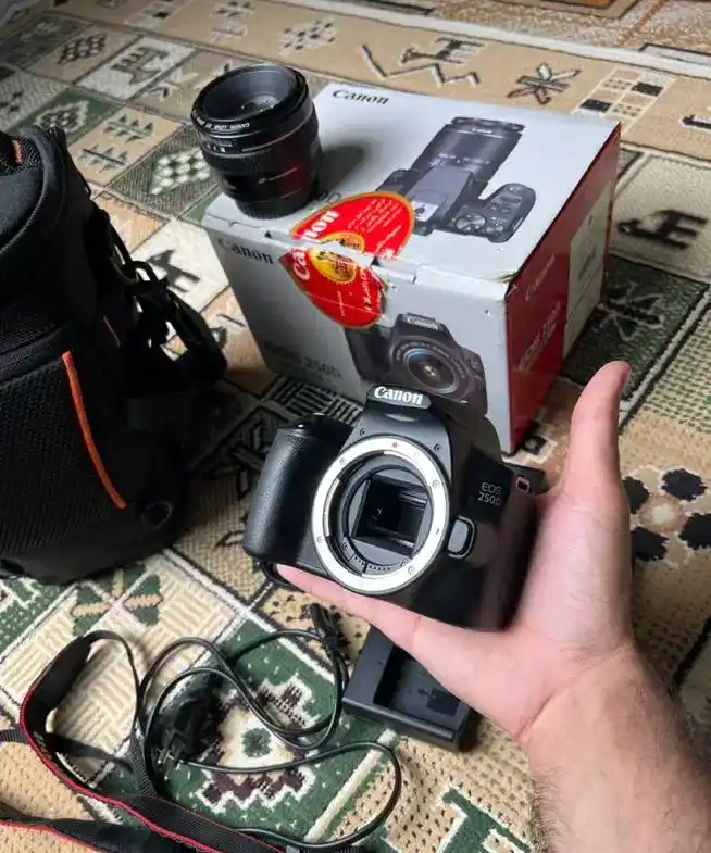 دوربین 250D همراه لنز ۵۰ پرایم f1.4 دست دو
