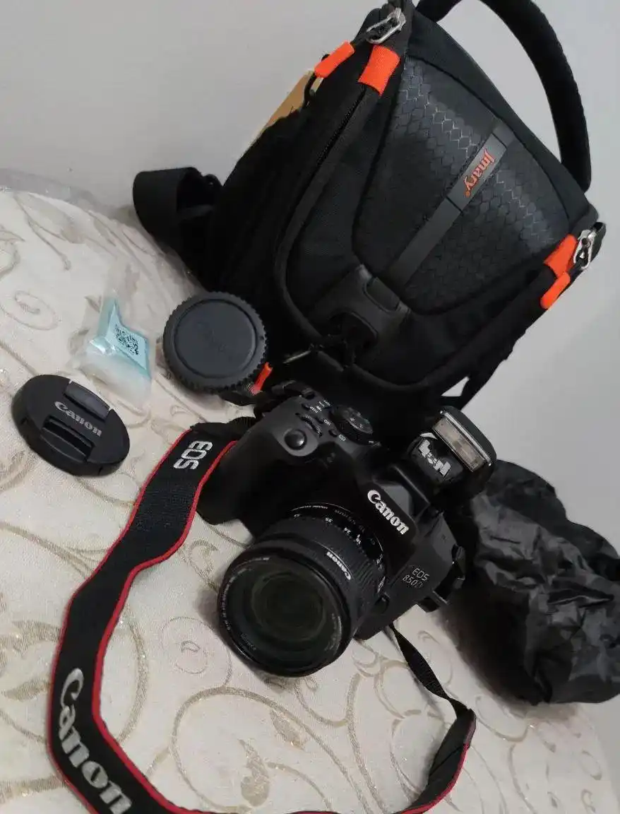 دوربین canon 850D با لنز  بدون ذره ای خط و خش دست دو