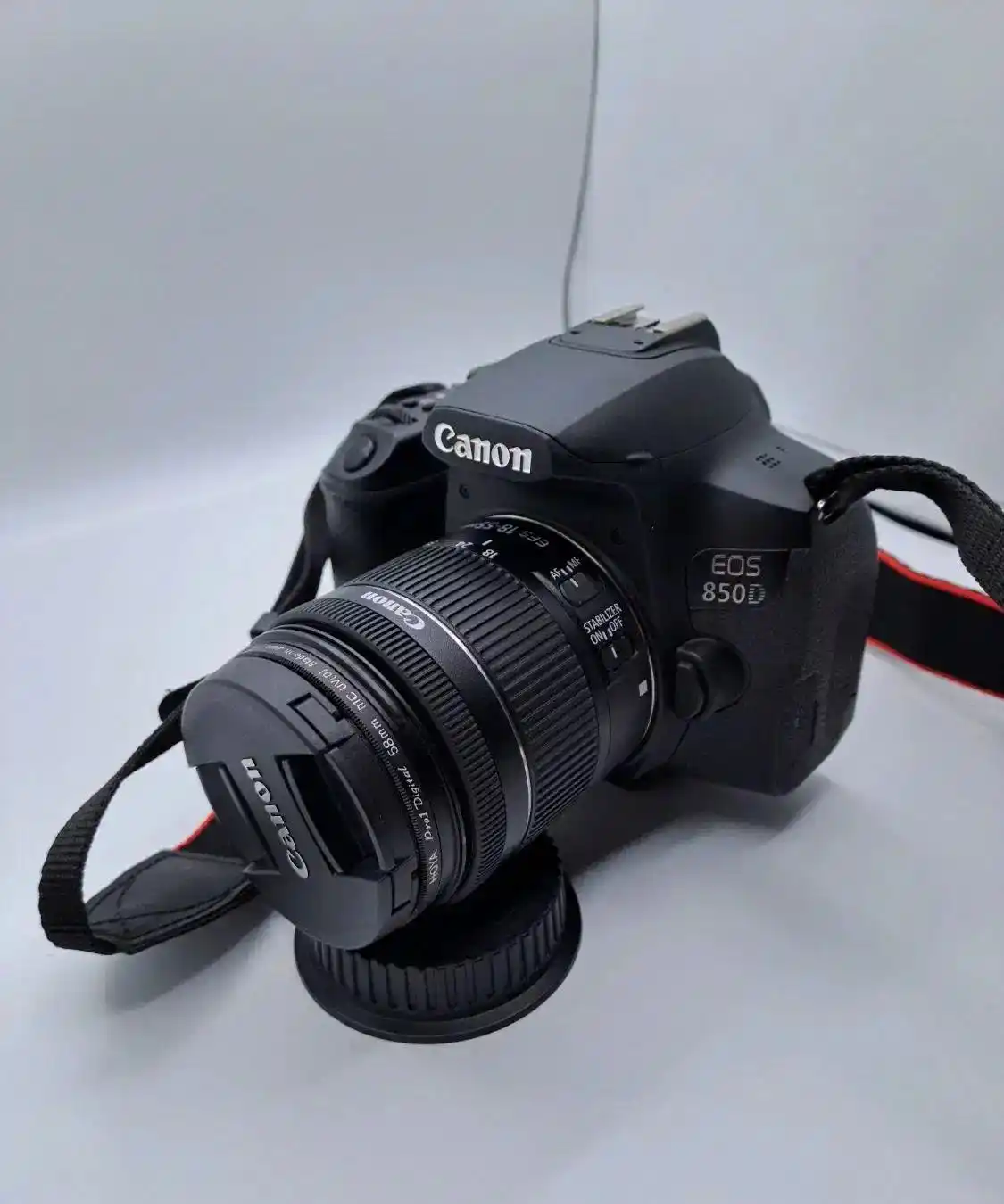 دوربین دیجیتال کانن EOS 850D تمیز در حد صفر دست دو