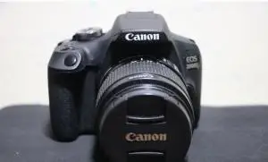 دوربین عکاسی کانن دست دوم Canon EOS 2000D kit EF-S 18-55mm f/3.5-5.6 IS stm(300 شات) دست دوم