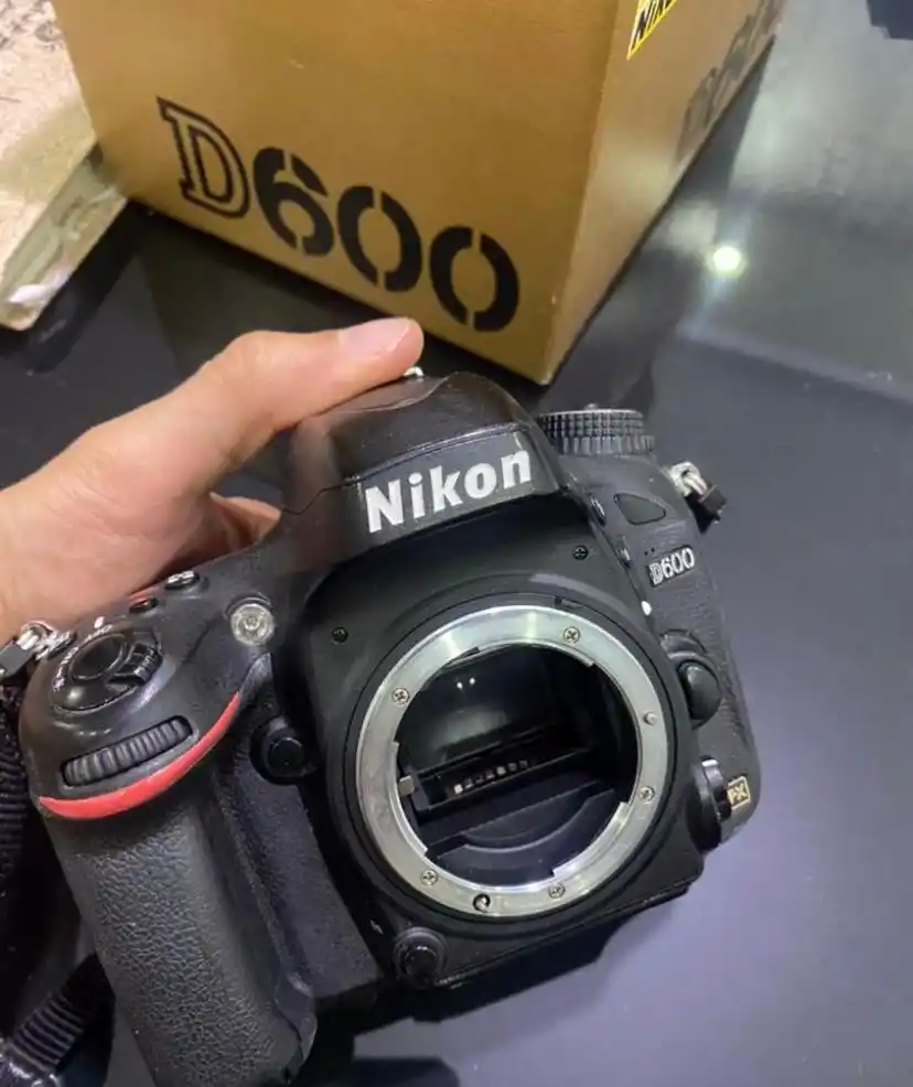 دوربین حرفه ای فول فریم نیکون nikon d600 دست دو