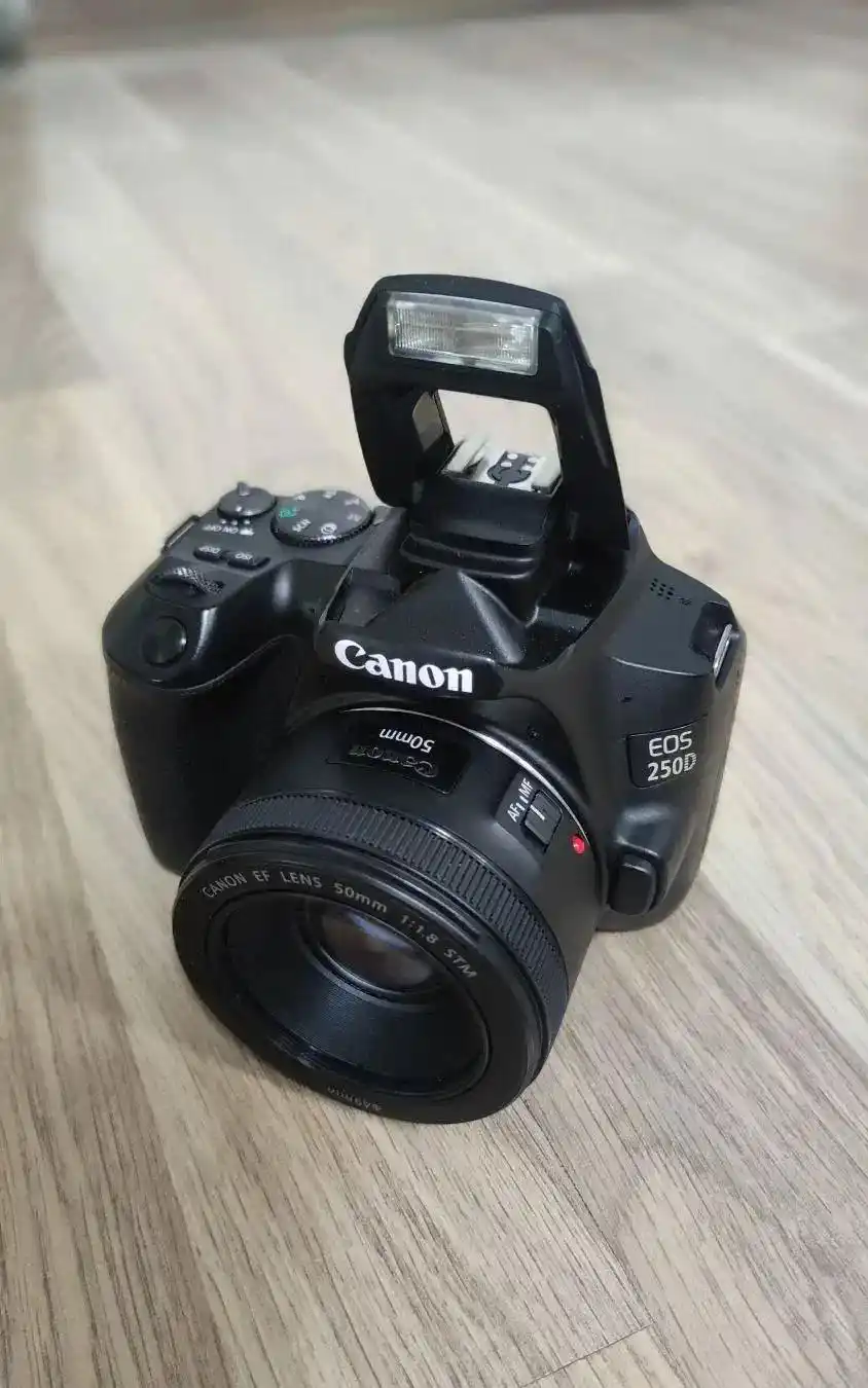 دوربین Canon 250D با لنز 50mm 1.8 دست دو
