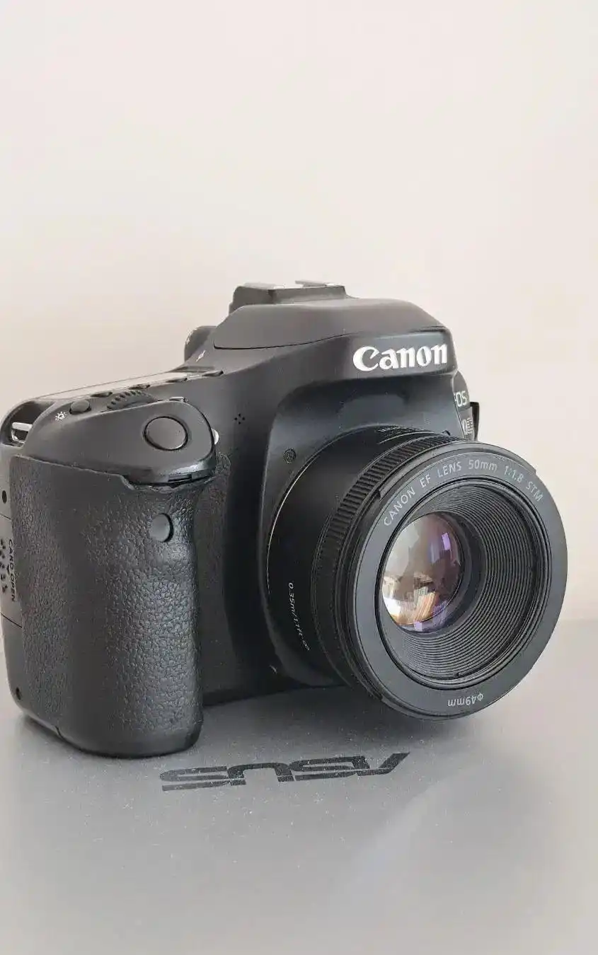 دوربین حرفه ای 80D کنون با لنز ۵۰ فیکس دست دو