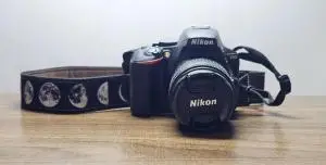 Nikon D5600 + لنز 18-140mm کم‌کارکرد و تمیز دست دوم