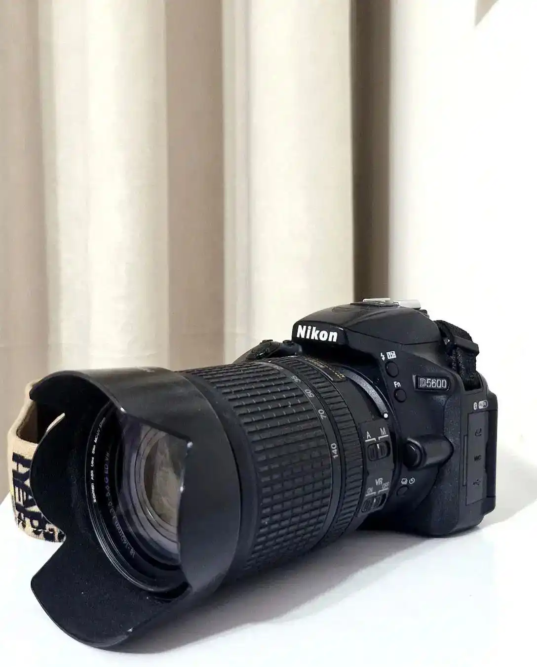 دوربین عکاسی حرفه ای Nikon D5600 دست دو