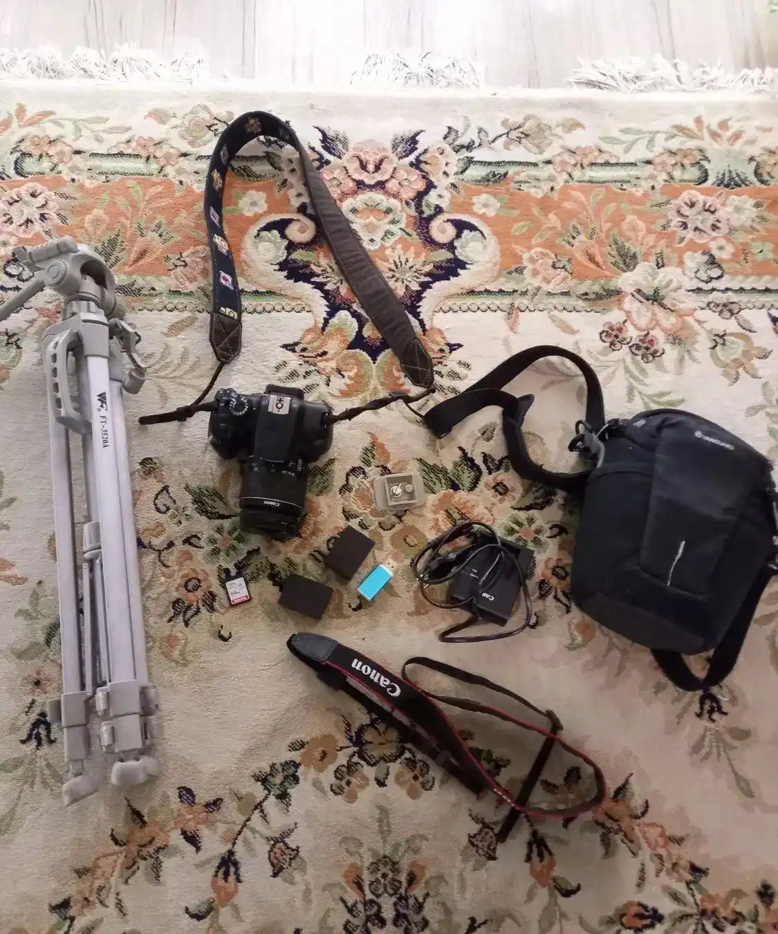 دوربین عکاسی کنون 1300D wifi دست دو