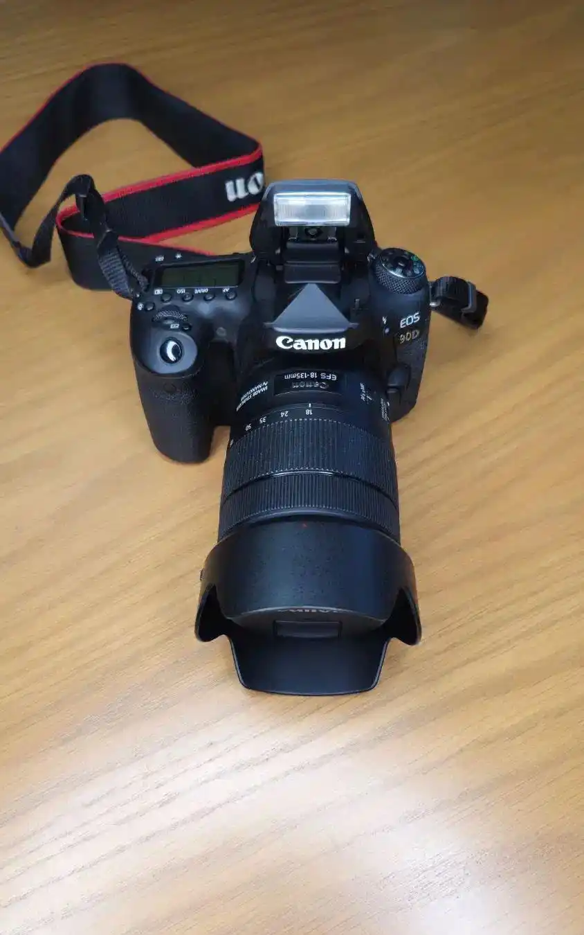 دوربین کانن با لنز (18-135) EOS 90d دست دو