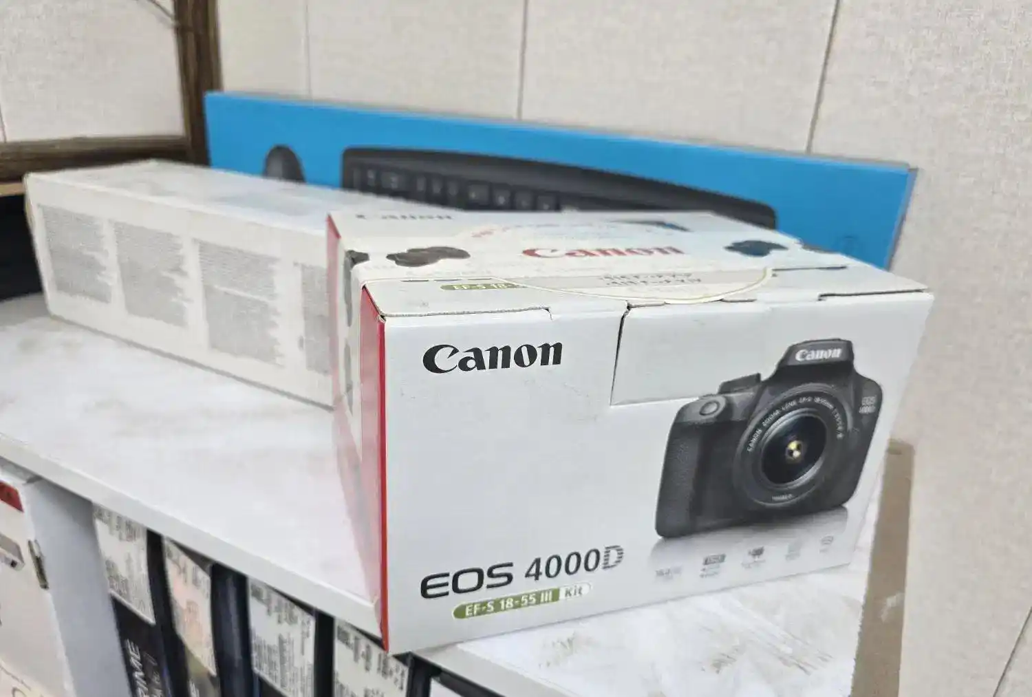 دوربین کانن ۴۰۰۰ Canon 4000D دست دو