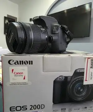 دوربین canon 200D دست دوم