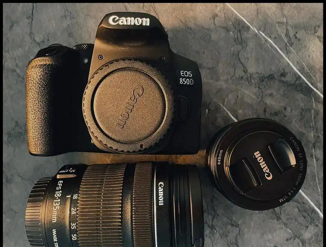 دوربین کنون Canon 850D + لنز  ۱۸-۱۳۵ STM + لنز ۵۰ دست دو