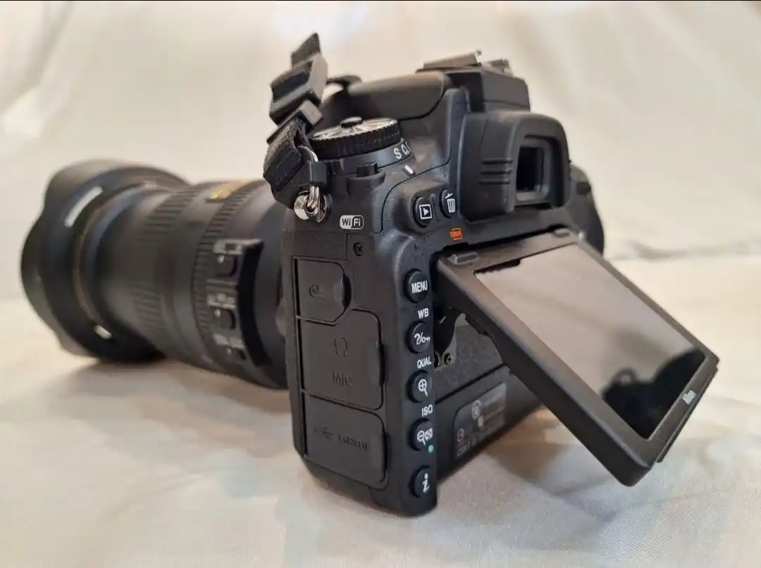 دوربین عکاسی نیکون D750 ، با لنز ۲۴_۱۲۰ دست دو