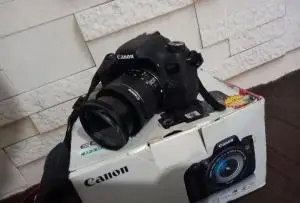 دوربین حرفه ایی همراه با لنز 18-135 دست دوم