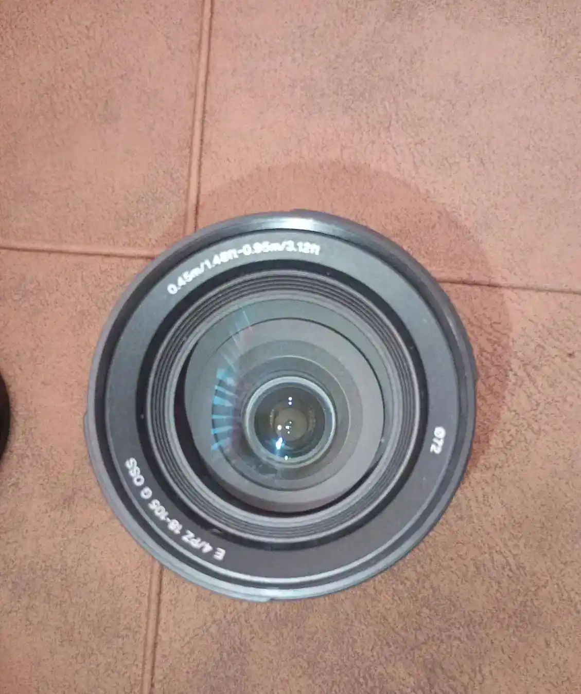 لنز سونی ۱۸ ۱۰۵ دست دو
