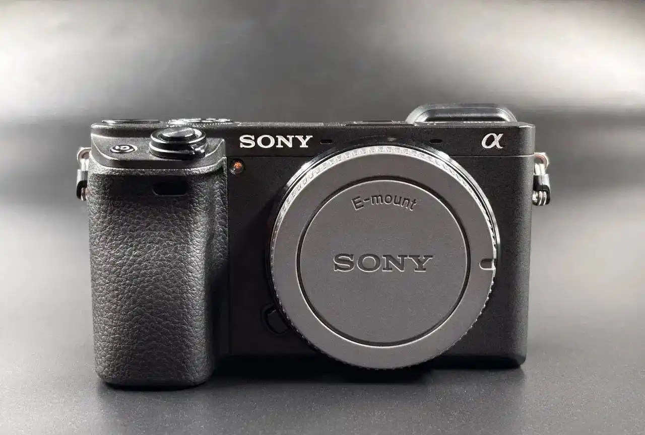 دوربین سونی a6400 به همراه اکسسوری و متعلقات دست دو