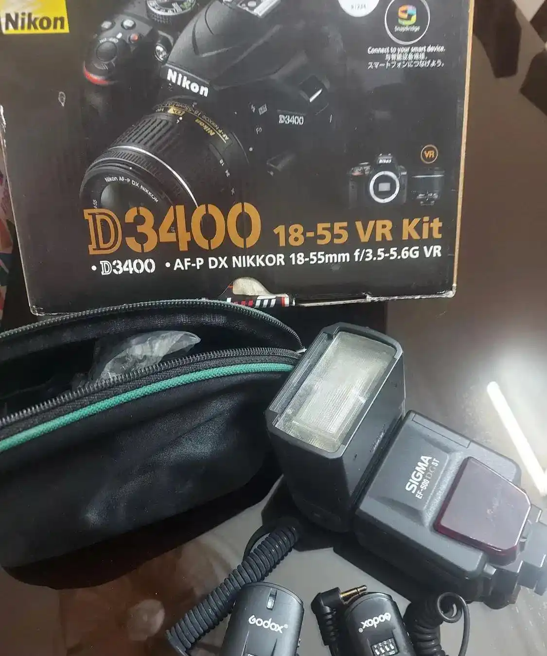 دوربین نیکون D3400 و فلش اکسترنال دست دو