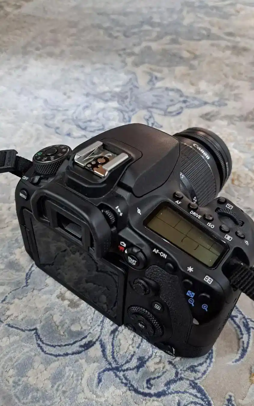 دوربین در حد نو کنون 90d دست دو