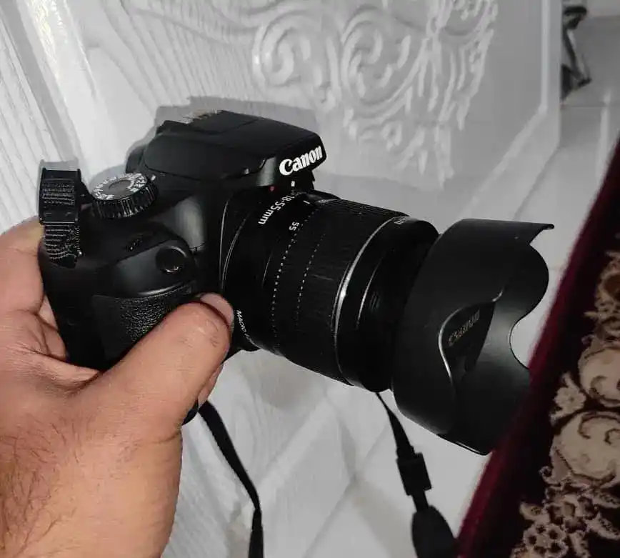 دوربین D4000کانن دست دو