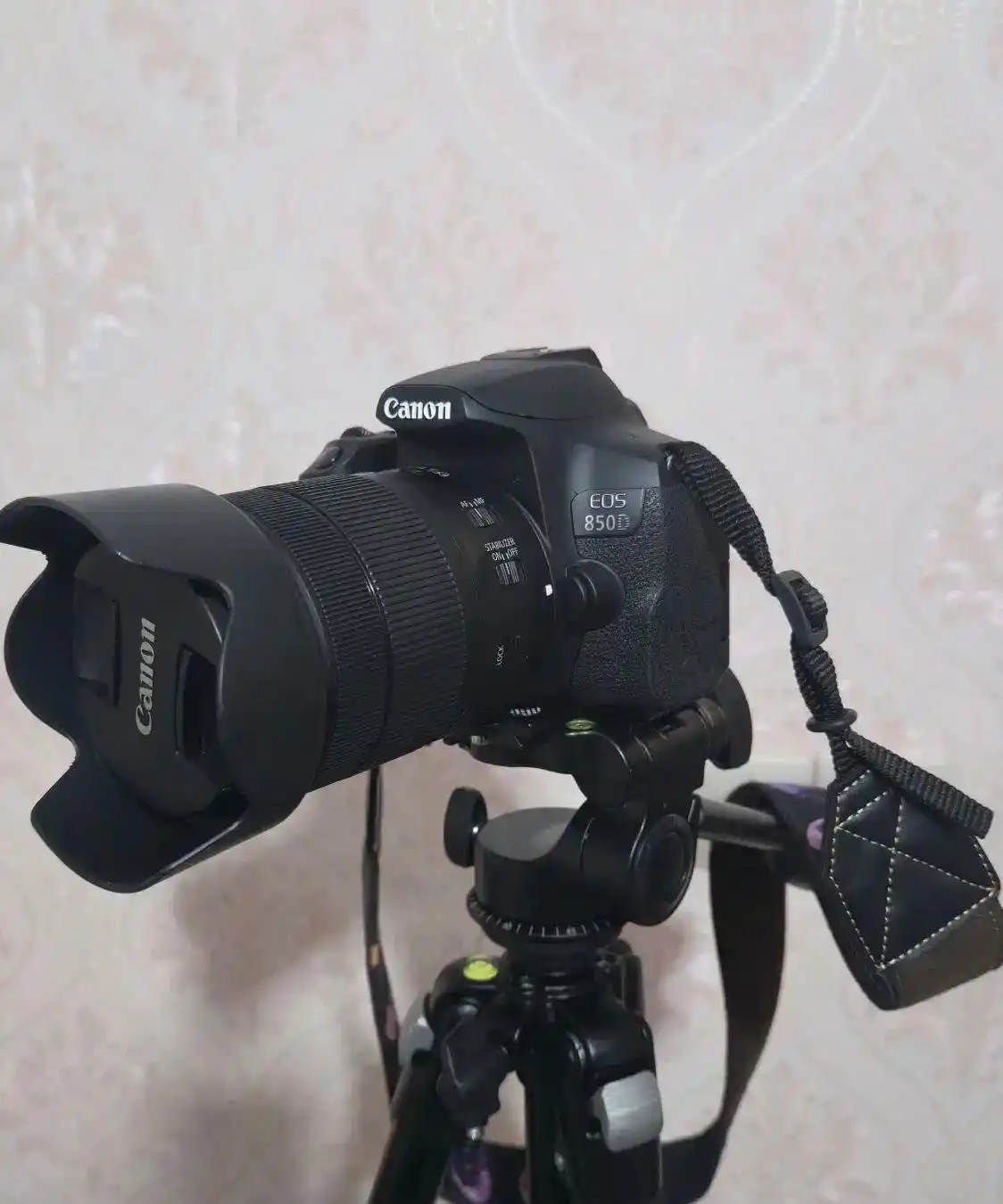 دوربین و سه پایه دست دو