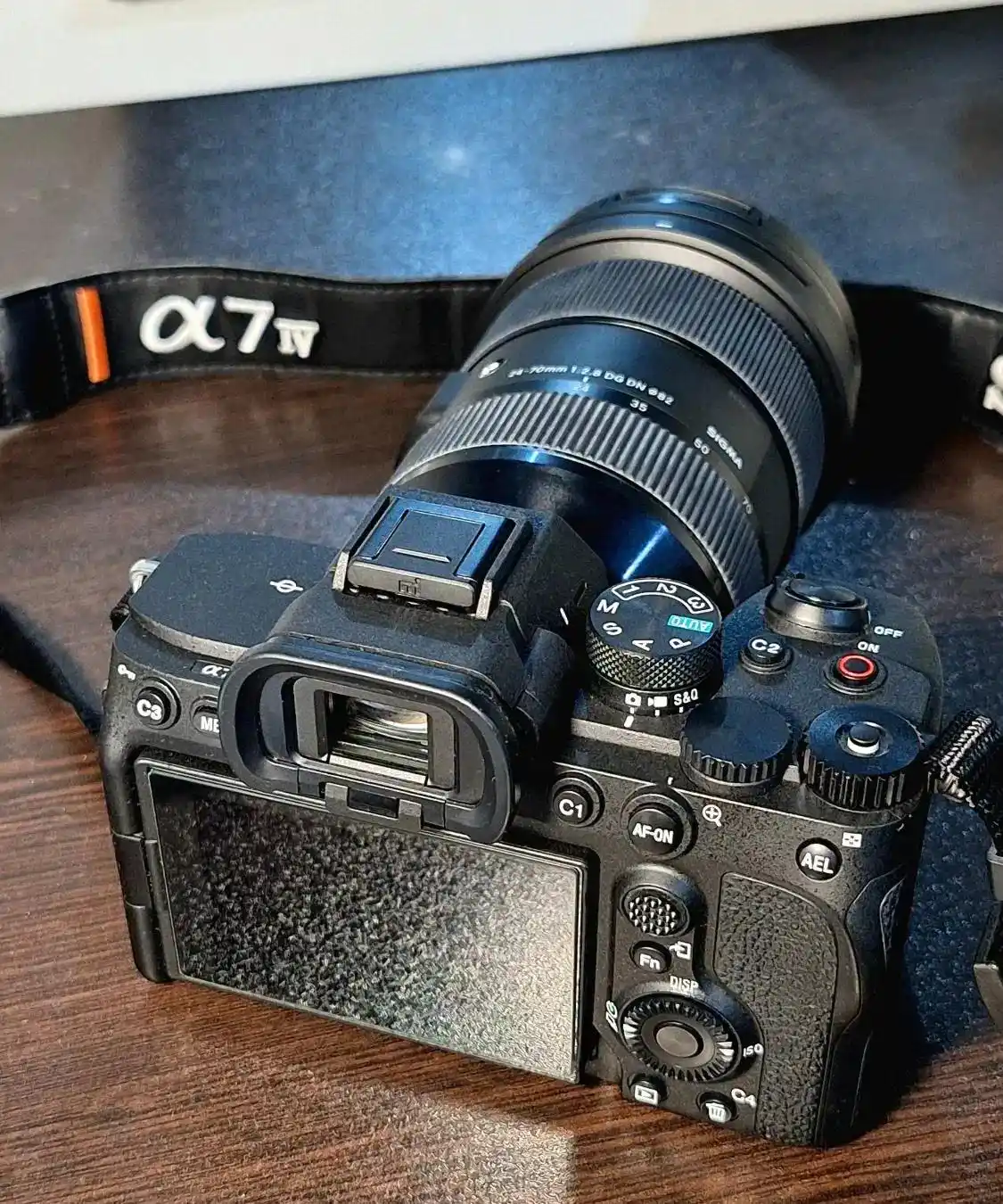 دوربین سونی Sony a7 IV به همراه لنز Sigma 24-70 دست دو