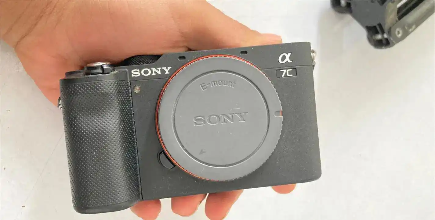 بدنه دوربین سونی sony a7c با 3300 شات دست دو
