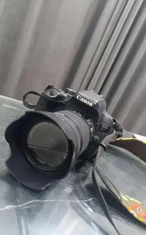 کانن 800D لنز ۱۸-۱۳۵ IS دست دوم