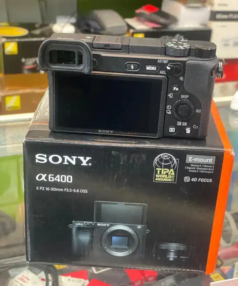 سونی A6400 بدنه دست دو