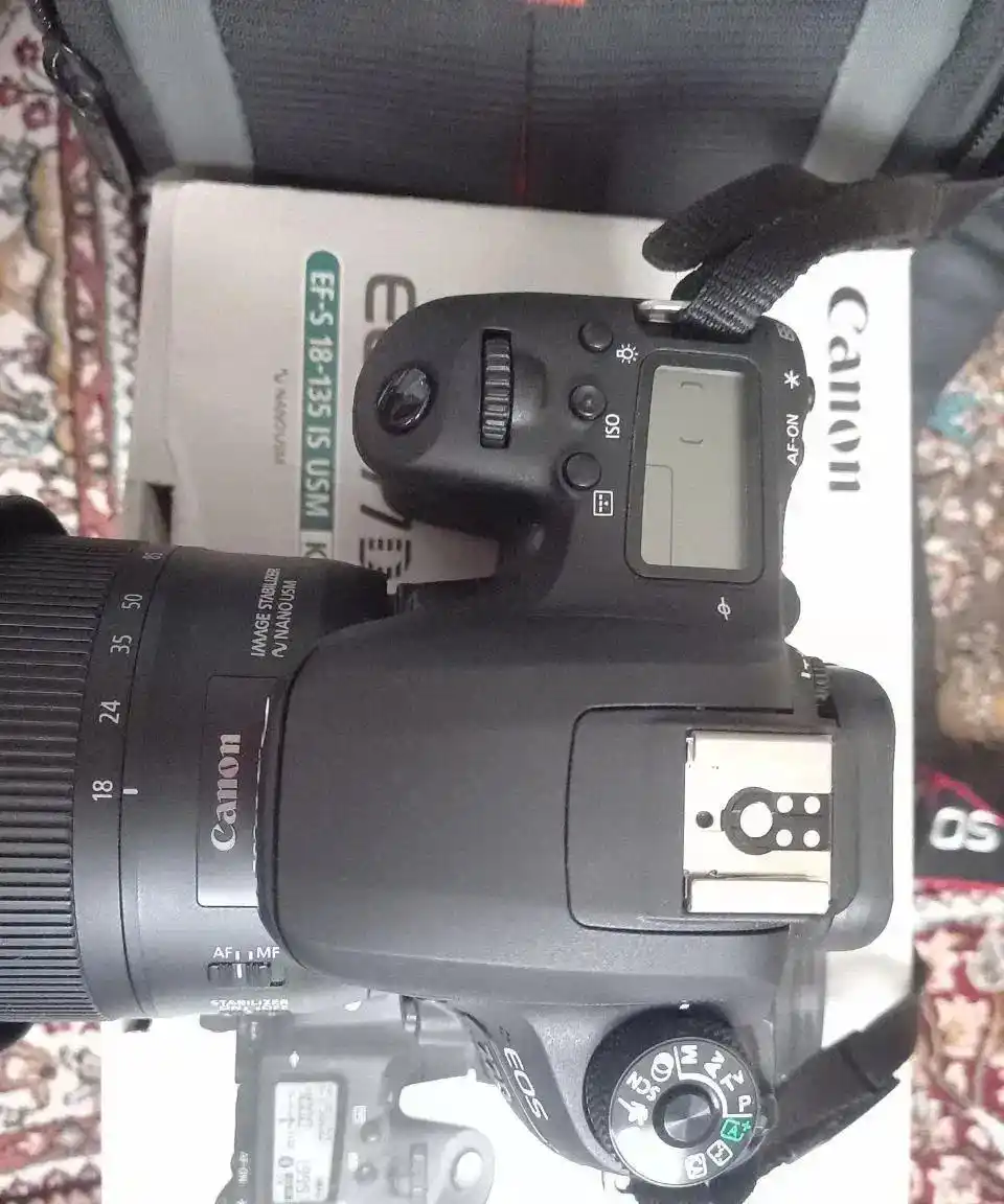 دوربین کانن 77D دست دو