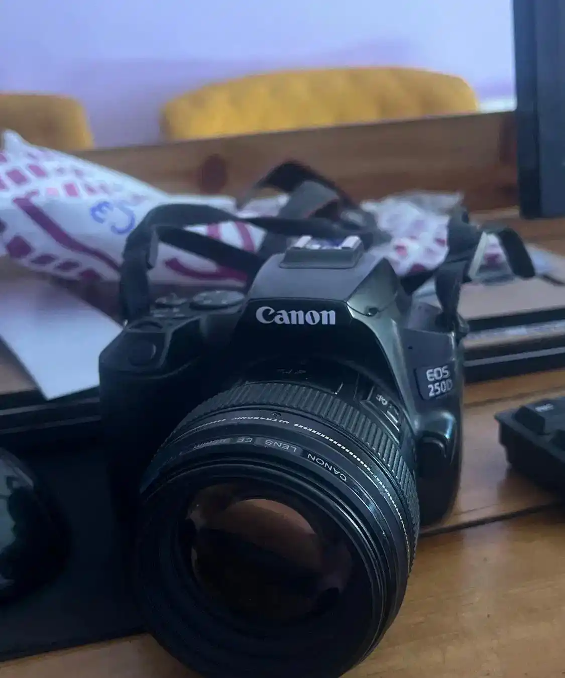 دوربین با لنز 85 دست دو